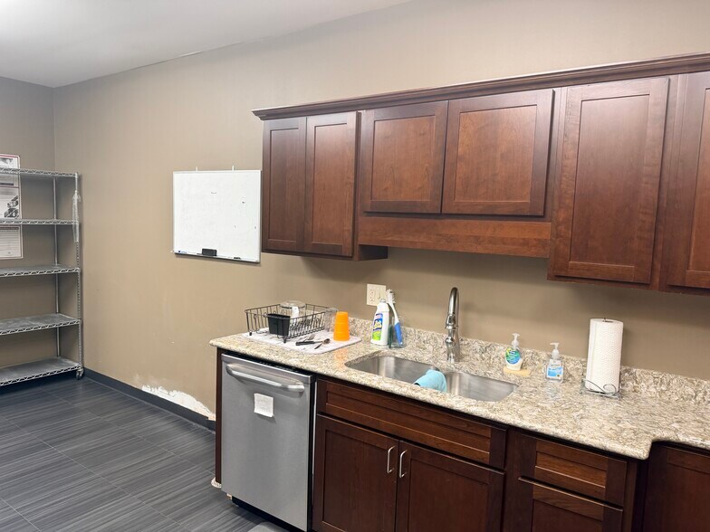 More Photos Of 408 E Washington St, Butler Medical For Lease
