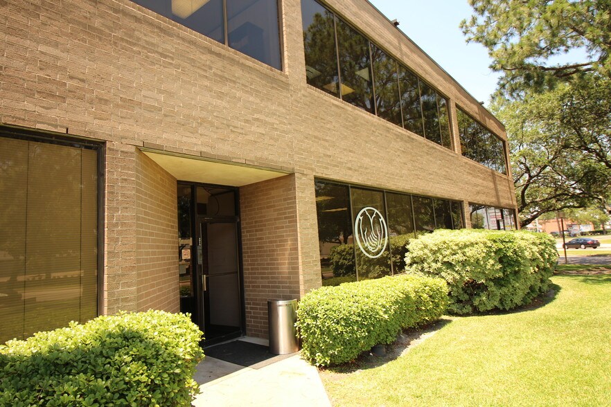 More Photos Of 7011 Harwin Dr, Houston Office For Sale