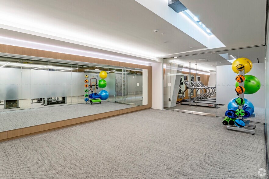 More Photos Of 1050 17th St NW, Washington Office For Lease