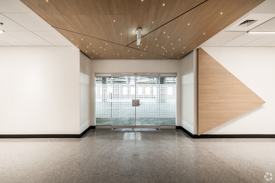More Photos Of 555 Rue Chabanel O, Montréal Office For Sale
