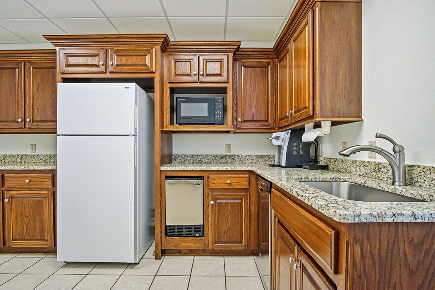 More Photos Of 1006 24th Ave NW, Norman Office For Sale