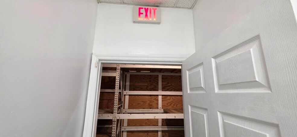 More Photos Of 7810 Kingspointe Pky, Orlando Warehouse For Lease