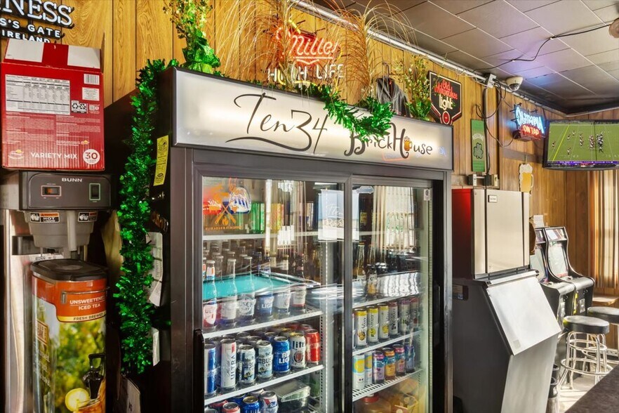 More Photos Of 1034 8th St, Onawa Bar For Sale