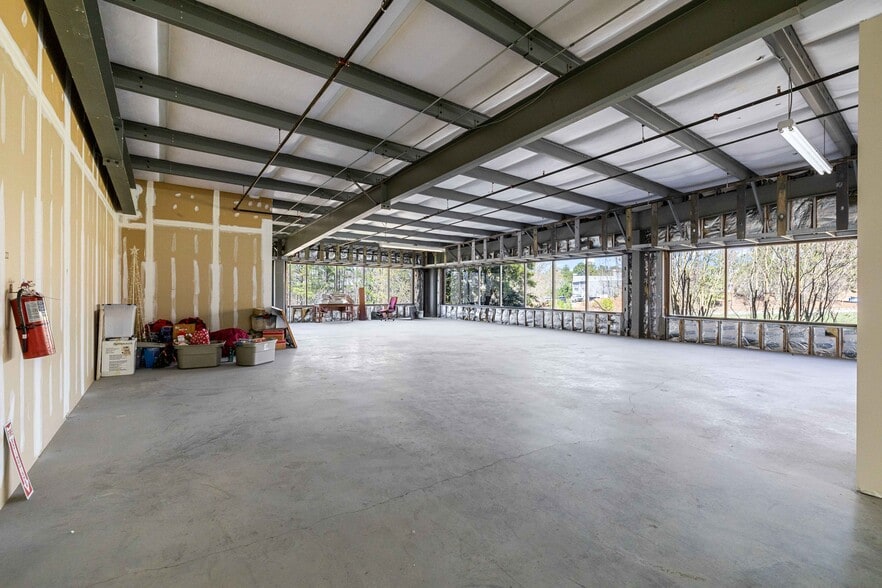 More Photos Of 600 Irving Pky, Holly Springs Light Manufacturing For Sale
