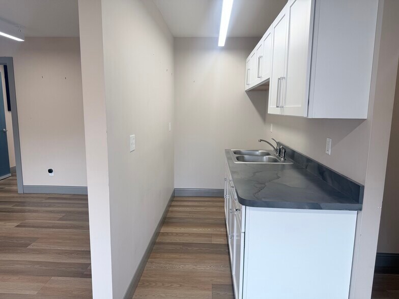 More Photos Of 700 N River Dr, Kankakee Office For Sale