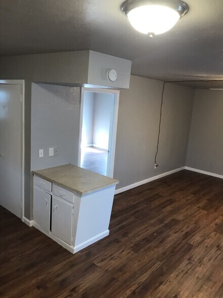 More Photos Of 511 W Cleveland St, Alvin Apartments For Sale