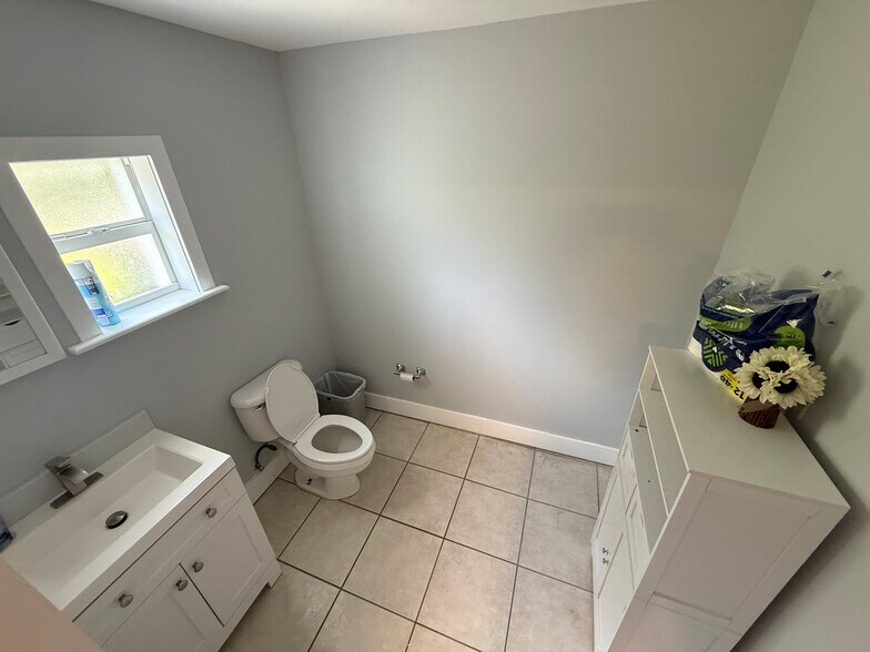 More Photos Of 2718 Conroy Rd, West Palm Beach Office For Sale