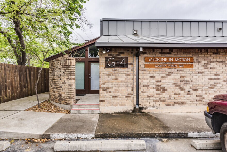 More Photos Of 711 W 38th St, Austin Unknown For Lease