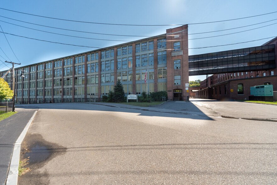 More Photos Of 75 Green St, Clinton Distribution For Lease