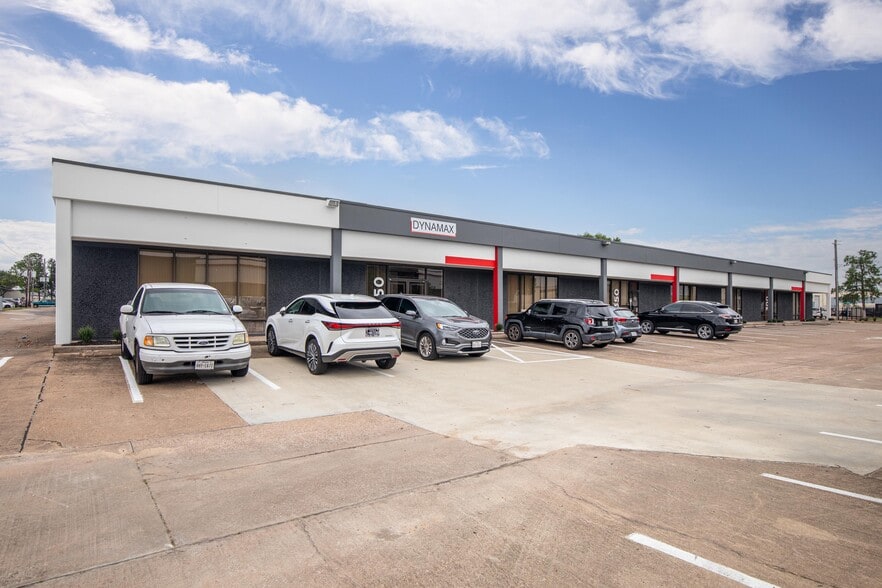 More Photos Of 10812 Fallstone Rd, Houston Unknown For Lease