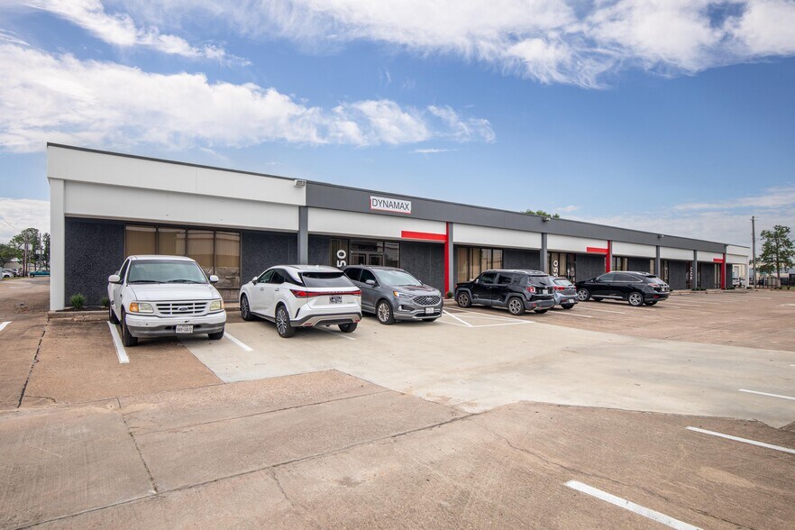 More Photos Of 10812 Fallstone Rd, Houston Unknown For Lease