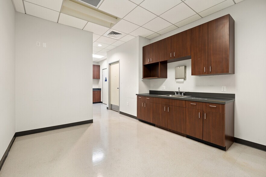 More Photos Of 2635 Wilshire Blvd, Santa Monica Bank For Lease