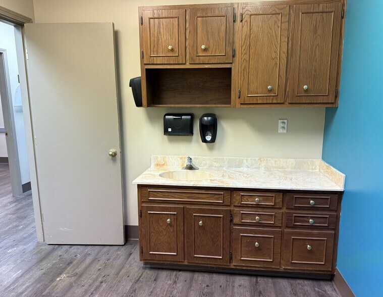 More Photos Of 4 Physicians Park, Frankfort Healthcare For Sale