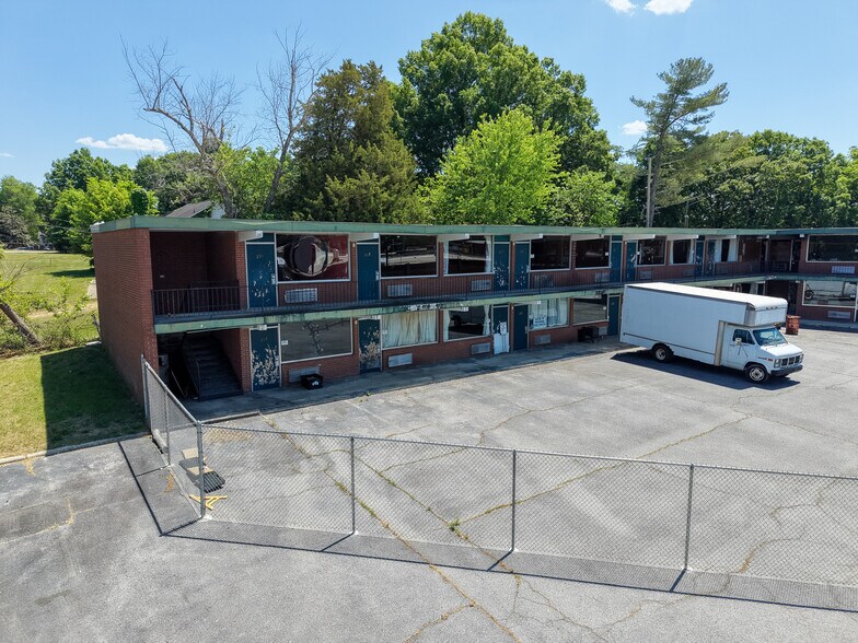 More Photos Of 411 National Hwy, Thomasville Hotel For Sale