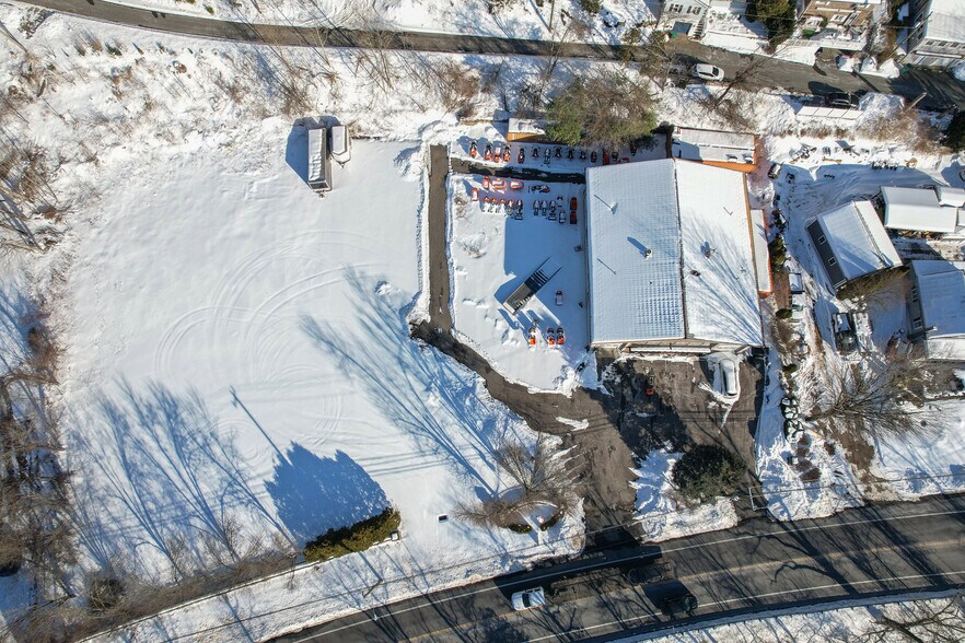 More Photos Of 292 Roosevelt Dr, Seymour Garden Center For Lease