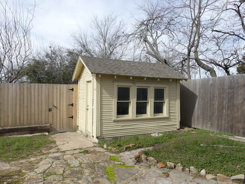 More Photos Of 304 S Trinity St, Decatur Office Residential For Lease