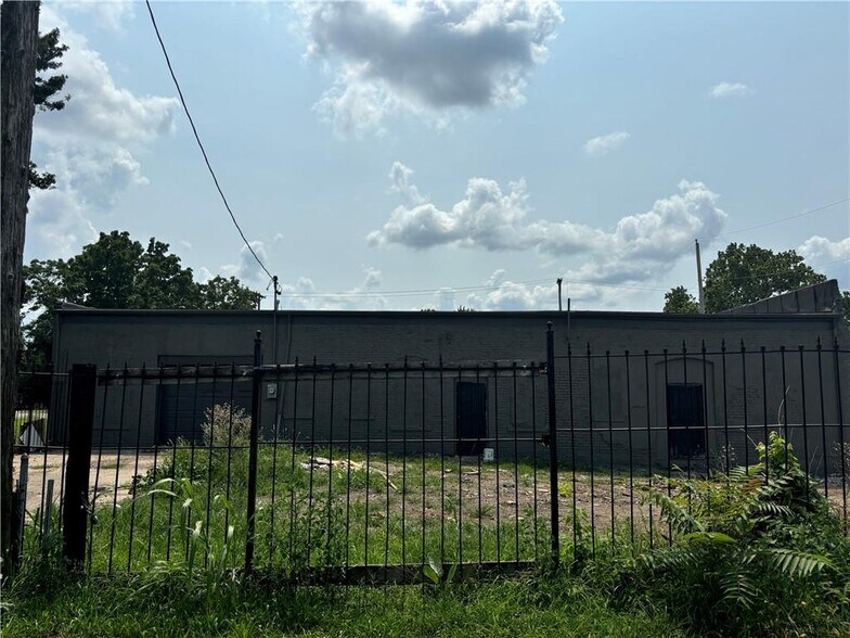 More Photos Of 1720 Quindaro Blvd, Kansas City General Retail For Sale