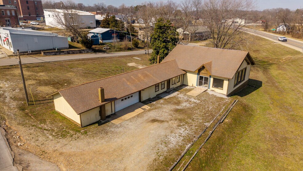 More Photos Of 105 E Couch St, Alton General Retail For Sale