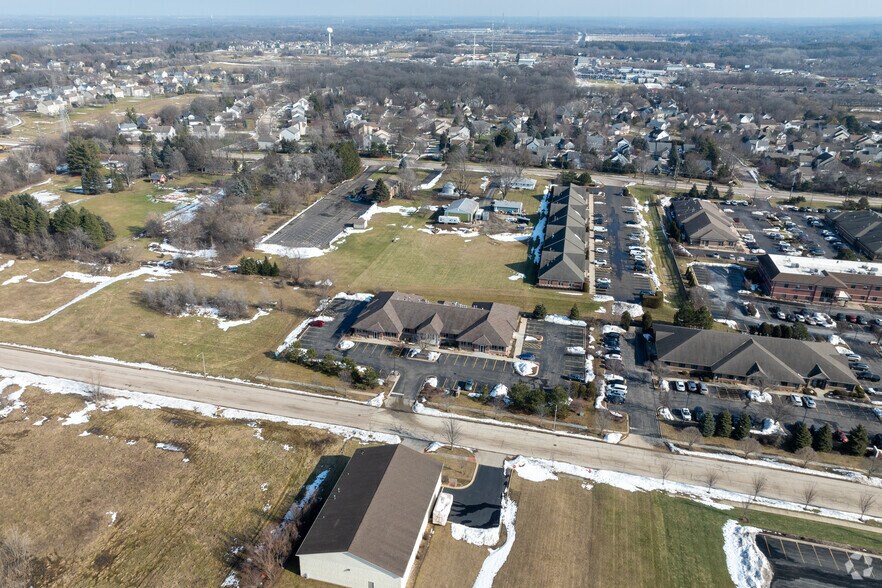 More Photos Of 385 Millennium Dr, Crystal Lake Office For Sale