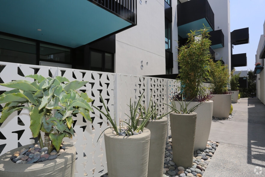 More Photos Of 8350-8358 Santa Monica Blvd, West Hollywood Apartments For Lease