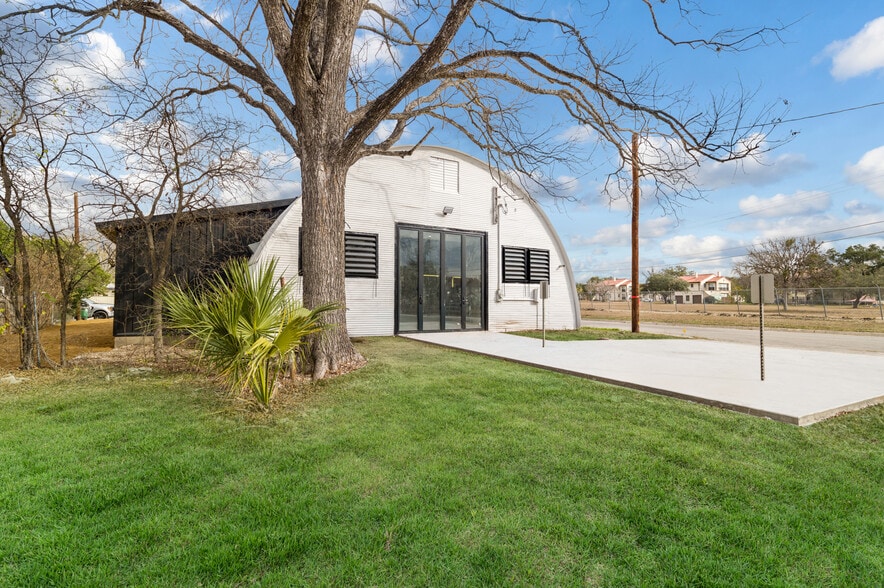 More Photos Of 322 Lucas St, San Antonio Auto Repair For Sale