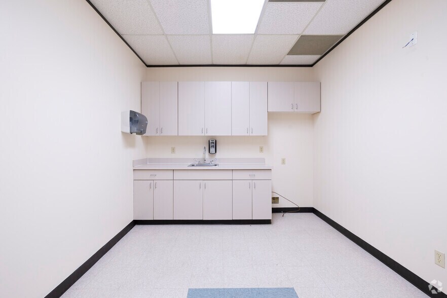 More Photos Of 7440 Cypress Creek Pky, Houston Storefront Retail Office For Sale