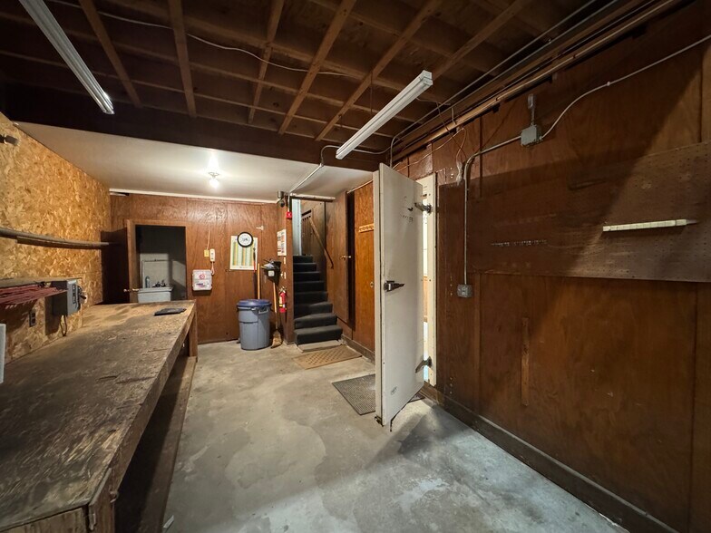 More Photos Of 1678 E Main Rd, Portsmouth Warehouse For Lease