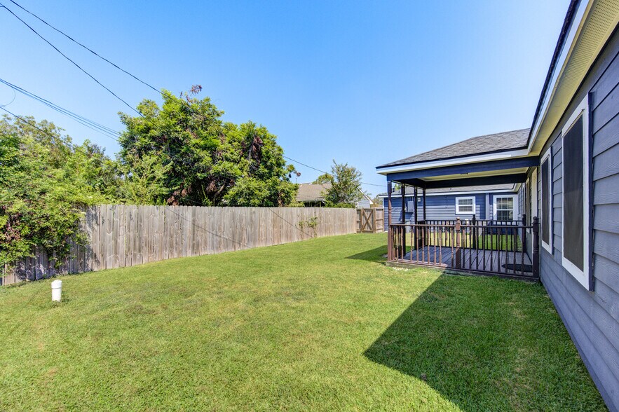 More Photos Of 2208 Strawberry Rd, Pasadena Office Residential For Sale