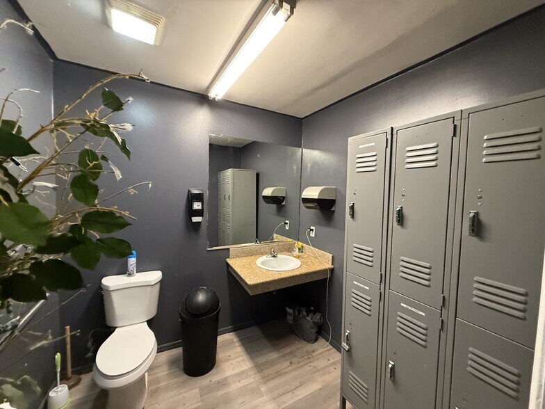 More Photos Of 10548 Victory Blvd, North Hollywood Storefront For Sale