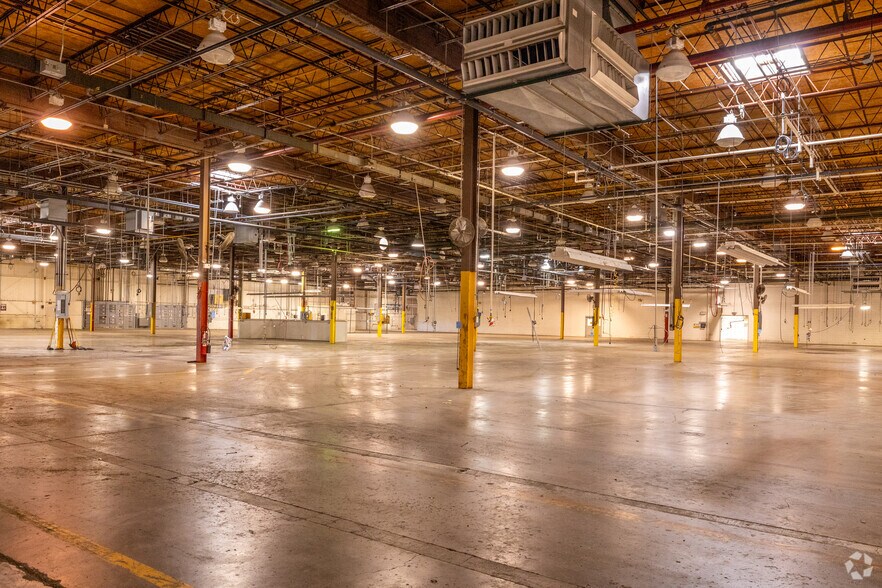 More Photos Of 200 E Avenue G, Rochelle Manufacturing For Sale