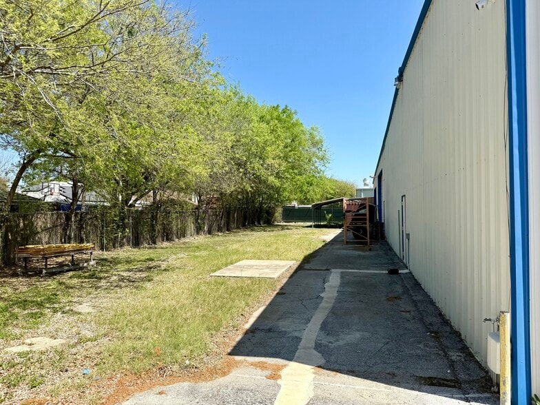 More Photos Of 10219 Culebra Rd, San Antonio Auto Repair For Lease