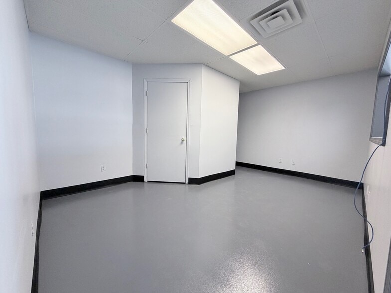 More Photos Of 701 SW 1st St, Oak Grove Industrial For Lease