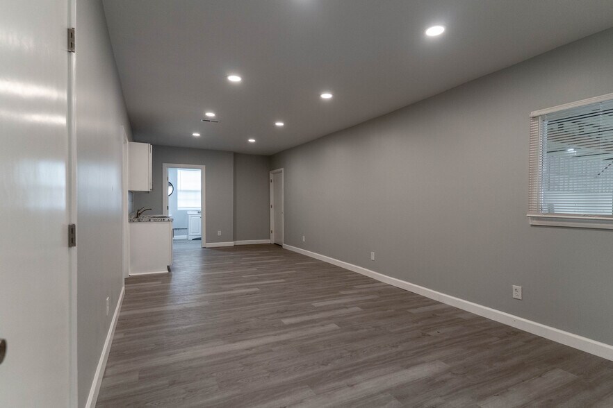 More Photos Of 415 S Kansas Ave, Olathe Warehouse For Lease