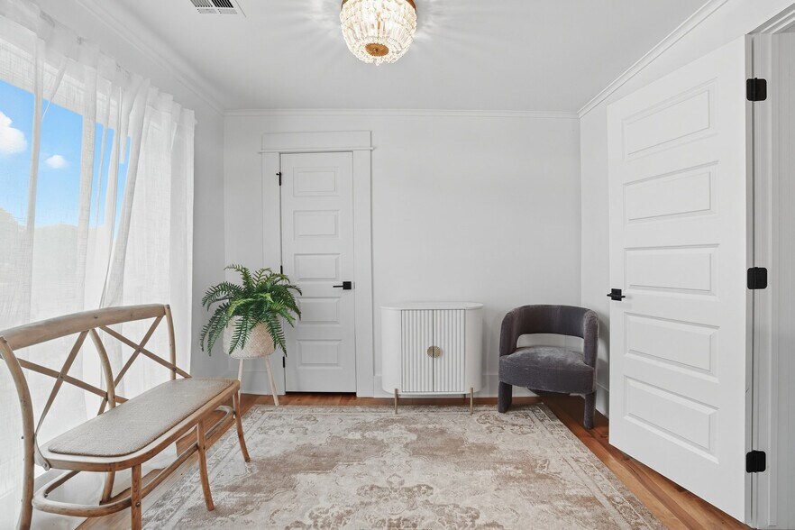 More Photos Of 924 S Main St, Broken Arrow Showroom For Sale