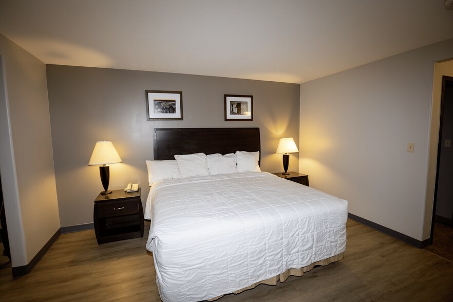 More Photos Of 1520 S Washington St, Du Quoin Hotel For Sale