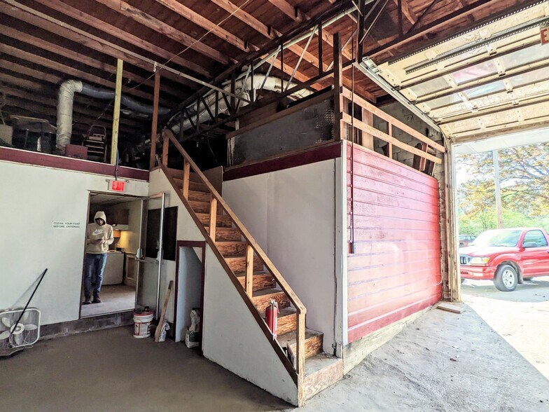 More Photos Of 2706 W 11th St, Little Rock Light Manufacturing For Sale