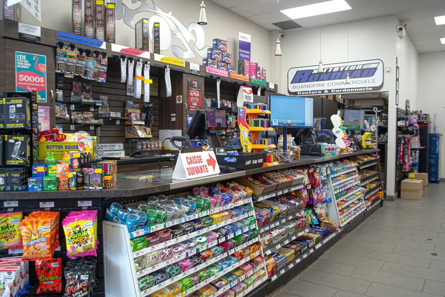 More Photos Of 680 Av Gilles-Villeneuve, Berthierville General Retail For Sale