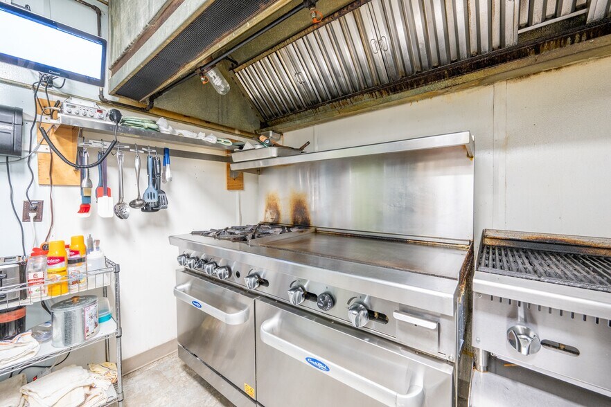 More Photos Of 2598 Tennessee Ave N, Parsons Storefront For Sale