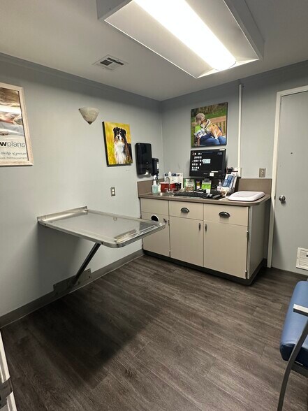 More Photos Of 13018 Newcastle Way, Newcastle Veterinarian Kennel For Sale