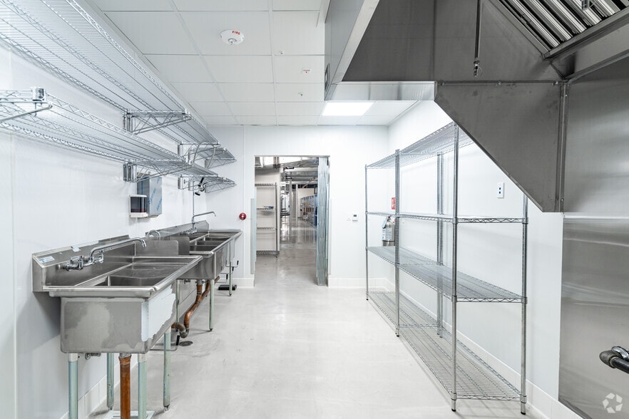 More Photos Of 16711-16725 Hawthorne Blvd, Lawndale Unknown For Lease