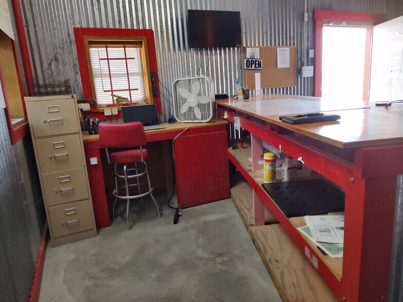 More Photos Of 108 Co 422 rd, Premont Self Storage For Lease