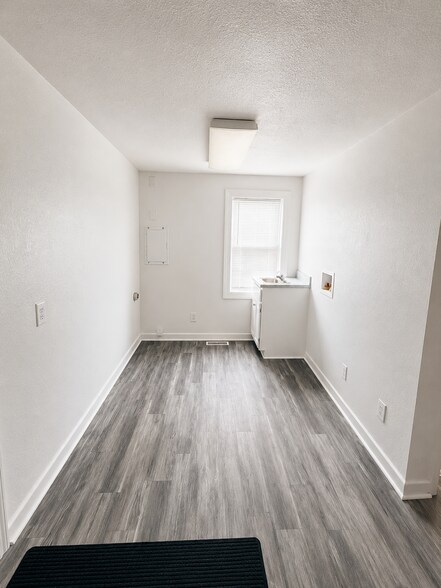 More Photos Of 2207 Fowler St, Anderson Office For Sale
