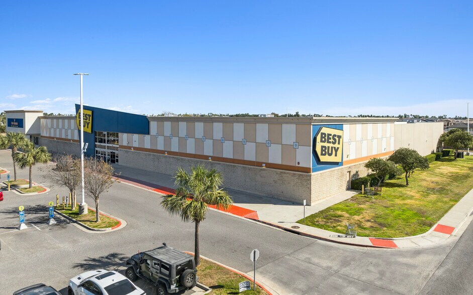 More Photos Of 8012 N 10th St, McAllen Storefront For Sale