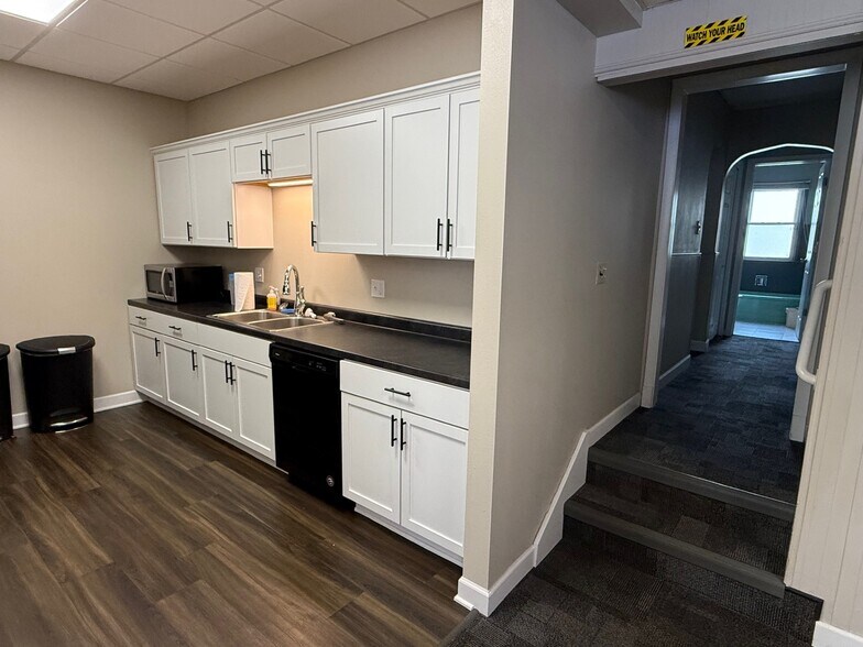 More Photos Of 609 E Madison Ave, Des Moines Office For Lease