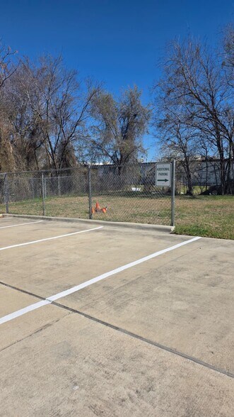 More Photos Of 1713 Park Pl, College Station General Retail For Lease