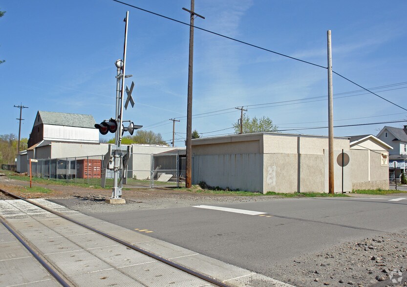 More Photos Of 2409 Amelia Ave, Scranton Warehouse For Lease