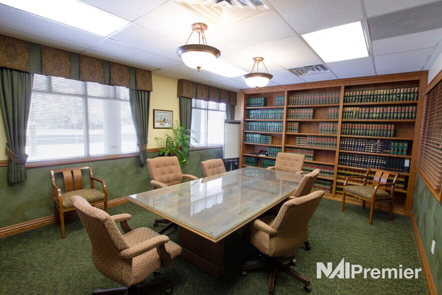 More Photos Of 7390 Creek Rd, Sandy Office For Lease