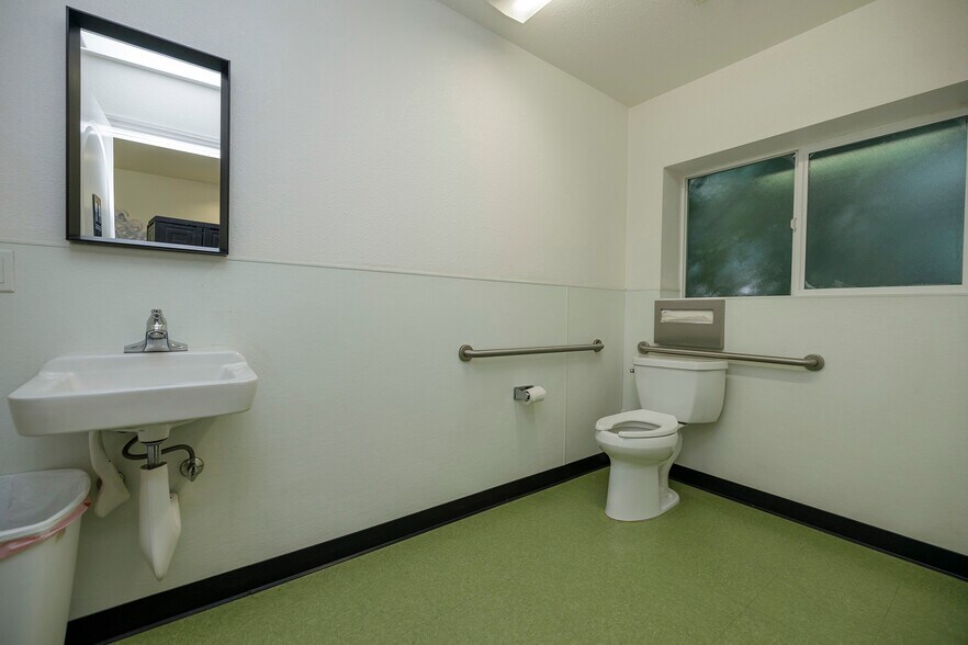 More Photos Of 918 10th St, Modesto Storefront Retail Office For Sale