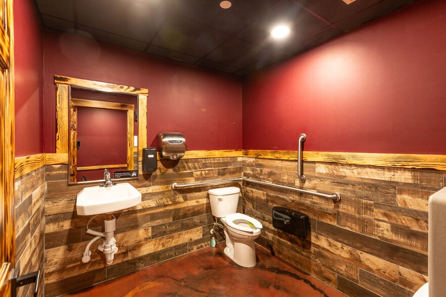 More Photos Of 222 S Railroad Ave, Kings Mountain Storefront Retail Residential For Sale