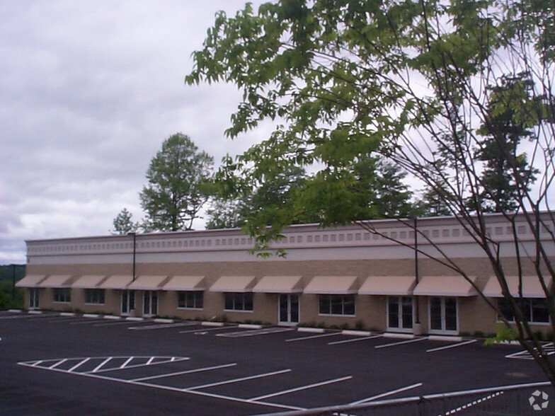 Primary Photo Of 100 Corporate Dr, Trumbull Office For Lease